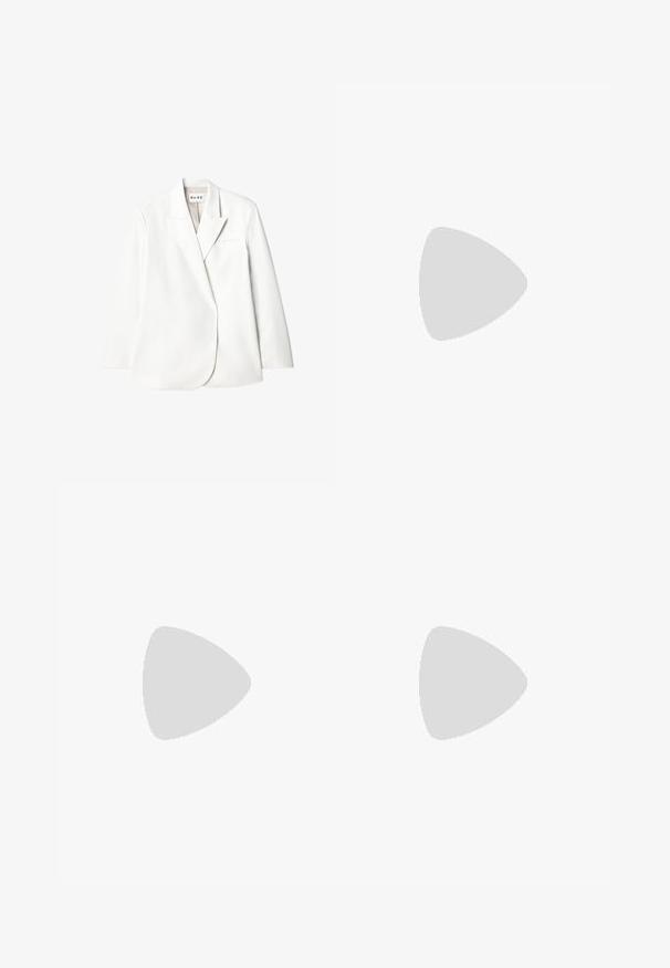 Blazer blanc ajusté avec revers en pointe, poche poitrine unique et manches longues. Tissu lisse avec un léger éclat, design minimaliste.; T-shirt blanc à manches courtes avec un col rond, texture douce et coupe décontractée. L'ourlet légèrement arrondi ajoute une touche décontractée.; Shorts bleus avec une taille élastique, ornés de broderies florales texturées et de motifs découpés sur l'ensemble du tissu.; Sandale à talon noir avec un talon carré et épais, présentant plusieurs fines lanières sur le dessus du pied et un design à dos ouvert. Texture en cuir lisse.