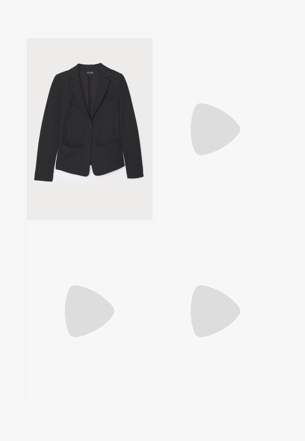 Blazer preto feito de tecido texturizado, com fecho de botão único, lapelas dentadas e dois bolsos frontais.; Camiseta de algodão azul-marinho com um decote redondo, apresentada com um pequeno desenho de strass prateados na área do lado esquerdo do peito. Manga curta, ajuste padrão.; Calças de jogging pretas com uma textura suave e elegante, apresentando uma cintura elástica com um logótipo e um detalhe de destaque lateral. Design de perna reta.; Sapatilha baixa em camurça azul com sola creme, atacadores e logotipo "EMPORIO ARMANI" na lateral, fotografada sobre um fundo branco simples.