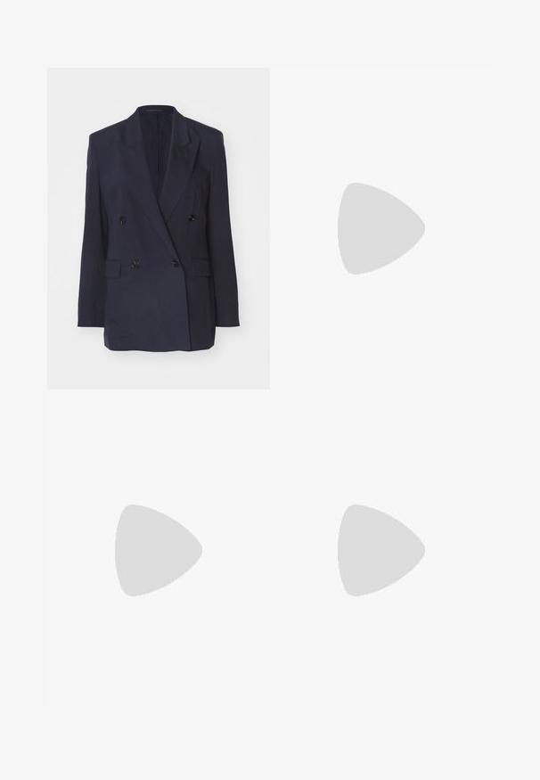 Dobbeltbrystet marineblå blazer med slagkrave, to forlommer og glat tekstur med sorte knapper.; Hvid satin camisole med justerbare stropper, en struktureret, scalloped buste og en lige kant. Glat tekstur og minimalistisk design.; BOSS TETISA - Bukser - open red; Sorte læder ankelstøvle med spids tå, elastiske sidepaneler med lodrette riller og en lav blokhæl. Glat tekstur og slankt design.; Guld hoop øreringe med et glat, afrundet design og en blank finish, med en spænde til fastgørelse. Graveret med "DKNY."