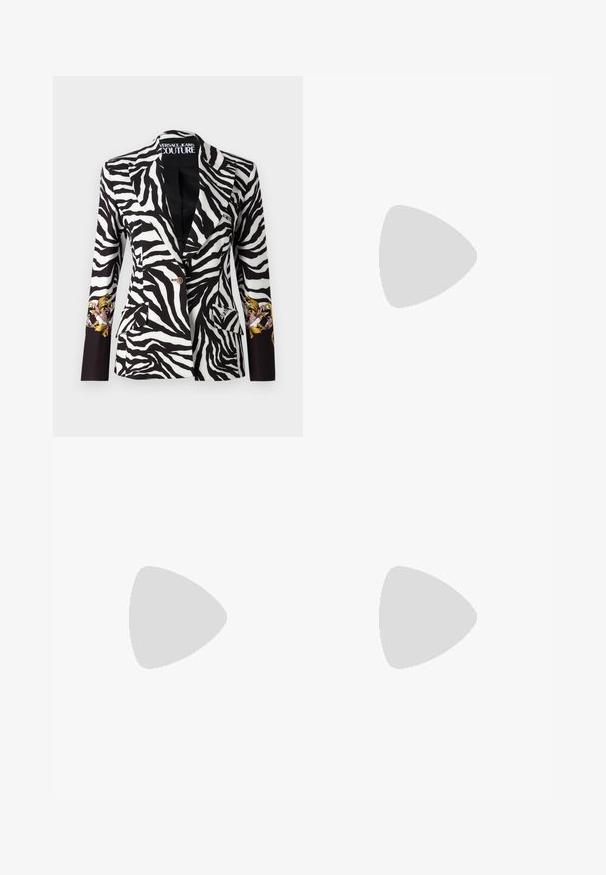 Versace Jeans Couture Blazer - black/white; T-shirt de algodão branco com um padrão barroco dourado e castanho, com "VERSACE JEANS COUTURE" em destaque em letras pretas.; Calças pretas de perna larga em veludo estampado, com um desenho de redemoinho texturizado, dois botões frontais e um estilo clássico de ganga.; Salto slingback em pele envernizada preta com design de bico fino, apresentando uma seção recortada e uma correia elástica embutida com o nome da marca.