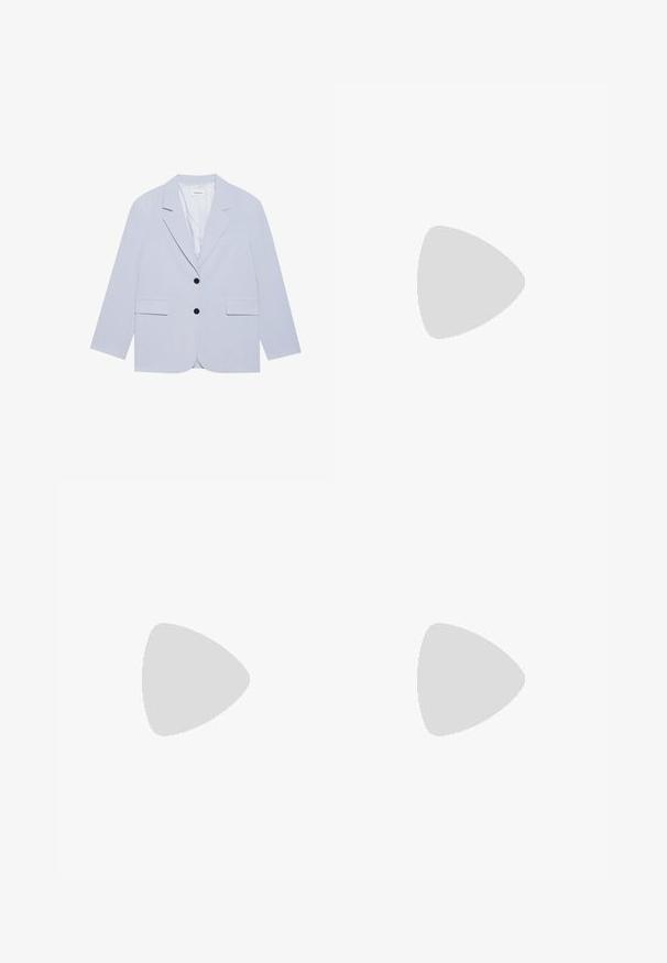Even&Odd Kratka jakna - light blue; Ružičasta pamučna majica s kratkim rukavima i okruglim izrezom. Ima malu kvadratnu oznaku na lijevoj strani prsnog područja. Glatka tekstura.; Mornarskoplave široke cargo hlače od čvrste pamučne tkanine, sa bočnim džepovima i dugmetom za zatvaranje u struku.; Ružičaste atletske tenisice s mrežastim gornjim dijelom i sjajnim detaljima, s zaobljenim jastučićima za ublažavanje na potplatu. Nosi se s širokim trapericama.