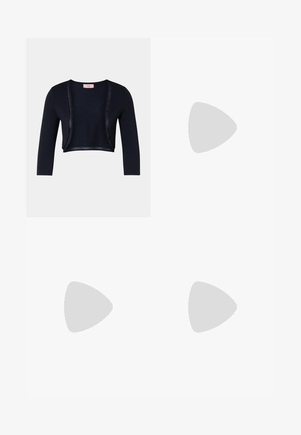 Cardigan cropped blu navy con una texture morbida e liscia, dotato di maniche lunghe e dettagli in satin lungo la parte anteriore aperta.; Abito blu navy con corpetto in pizzo, maniche corte e gonna fluida. Tessuto liscio e orlo al ginocchio con una leggera lucentezza.; Pantofole da balletto nere in pelle con punta arrotondata, texture liscia, dettagli di cucitura minimi e design con suola flessibile.; Orecchini a cerchio in tono oro con un design ondulato, caratterizzati da una superficie liscia e lucida e una forma slanciata. Nessun fissaggio visibile.