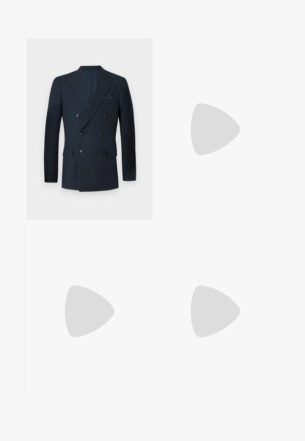 Blazer bleumarin cu două rânduri de nasturi, fabricat dintr-un material texturat, având șase nasturi negri, două buzunare frontale și un buzunar pe piept cu o batistă din mătase.; Tricou polo gri cu guler negru, placket cu trei nasturi și margini albe contrastante pe mâneci. Fabricat din țesătură texturată.; Pantaloni negri, croiți, dintr-un material neted, cu un design slim fit, două pliuri frontale și un brâu plat fără accesorii vizibile.; Mocasini din piele neagră cu un finisaj neted, vârf rotunjit și o mică clapetă decorativă. Au un toc joasă din lemn laminat și un detaliu de branding subtil.