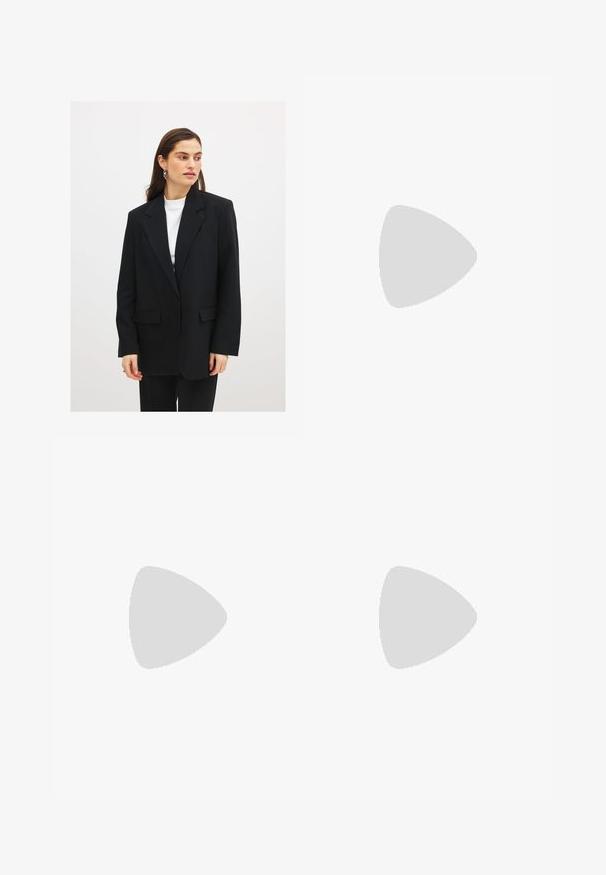 Schwarzes Blazer mit taillierter Passform, einreißigem Knopfverschluss, Reverskragen und zwei vorderen Taschen. Über einem weißen Oberteil getragen.; Weißes Baumwoll-T-Shirt mit kurzen Ärmeln, Rundhalsausschnitt und lockerer Passform. Glatte Textur und schlichtes Design, keine Muster oder Akzente.; Hellblaue, hoch taillierte, weit geschnittene Jeans mit einem Fünf-Taschen-Design, Knopfverschluss und Gürtelschlaufen, kombiniert mit einem eng anliegenden, weißen Langarmtop.; Cesare Gaspari FLAT SOLE - Mokassin - black; Schwarze ovale Sonnenbrillen mit dunklen Gläsern, glänzendem Kunststoffrahmen, breiten Bügeln und einem kleinen goldenen Akzent auf einer Seite.