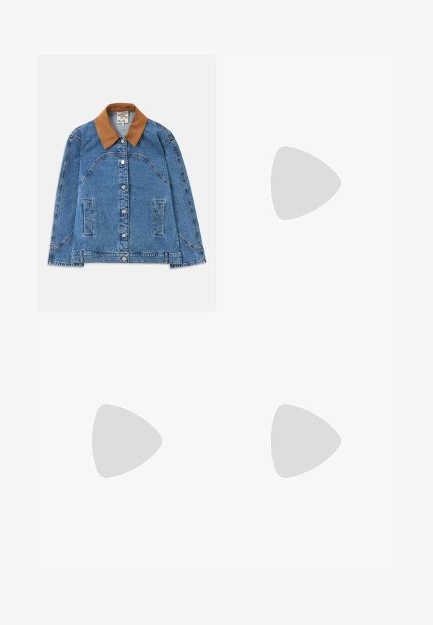 Denim jakna z rjavim veličastnim ovratnikom, s stranskimi žepi, gumbnim zapenjanjem in nekoliko ohlapnim krojem. Svetlo modra denim tekstura.; Bela bomba iz bombaža s kratkimi rokavi, okroglim izrezom in modrim napisom "CUTE BUT PSYCHO" na prsih. Mehka tekstura in slim fit.; Bež hlače širokega kroja iz gladkega bombaža, z oblikovanim pasom in ravnim sprednjim delom, zasnovane za sproščen fit in čiste linije.; Črne usnjene pletene natikače z nizko blok peto in valovitim robom, prikazane na beli podlagi.