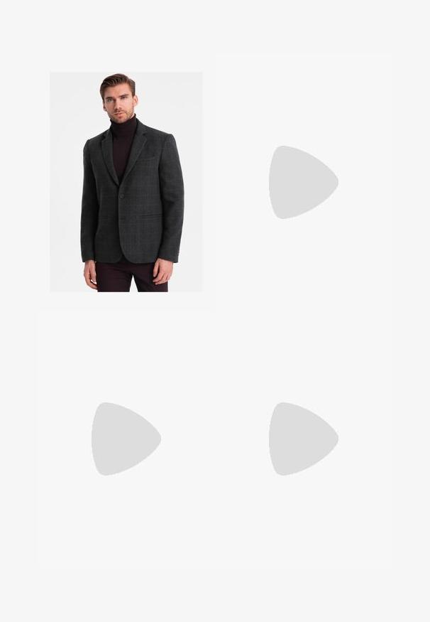 Grijze ruitblazer van gestructureerde stof met notched revers en enkele knoopsluiting, gecombineerd met een donkere coltrui.; Witte button-up shirt van katoen, met lange mouwen, een gebogen zoom en een klein geborduurd logo op de borst.; Zwarte broeken met een recht model, gemaakt van een gladde stof. Voorzien van een voorplooien en een enkele knoopsluiting bij de taille.; Zwarte leren instappers met een gladde afwerking, gestikte details op de neus en een lage hakontwerp voor comfort en stijl.