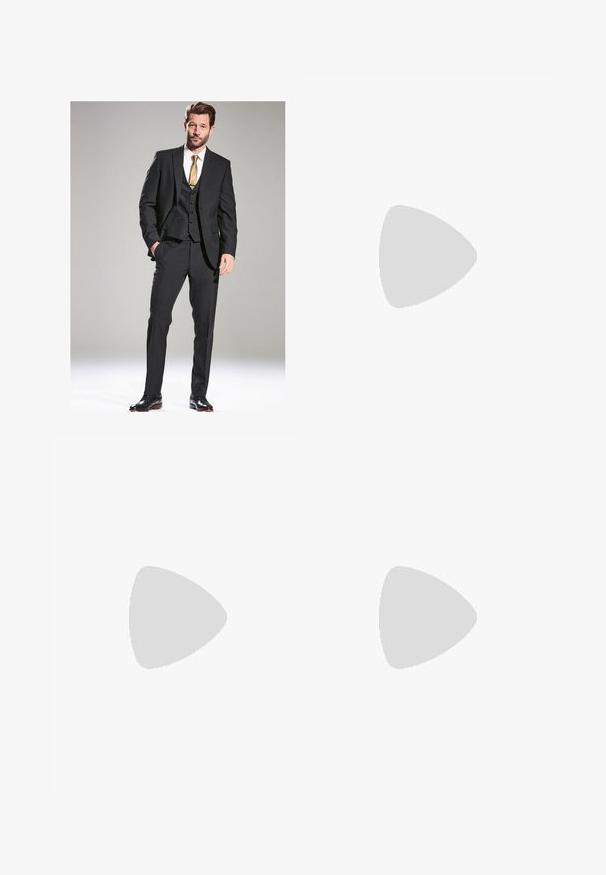 Schwarz Anzug bestehend aus drei Teilen mit taillierter Passform, glattem Stoff, Reverskragen und einer hellen goldenen Krawatte. Polierte schwarze Schuhe runden den Look ab.; Schwarzes Langarmhemd mit Knopfleiste, klassischem Kragen und abgerundetem Saum; verfügt über schwarze Knöpfe und ein rotes Logo im Kragen.; Helles blau maßgeschneiderte Hosen mit glatter Textur, scharfen Falten, flacher Vorderseite und ohne sichtbare Taschen oder Verzierungen.; Schwarze Leder- ankle boot mit spitzem Zehenbereich, elastischen Seitenpaneelen, vertikalen Steppnähten und einem niedrigen Blockabsatz.