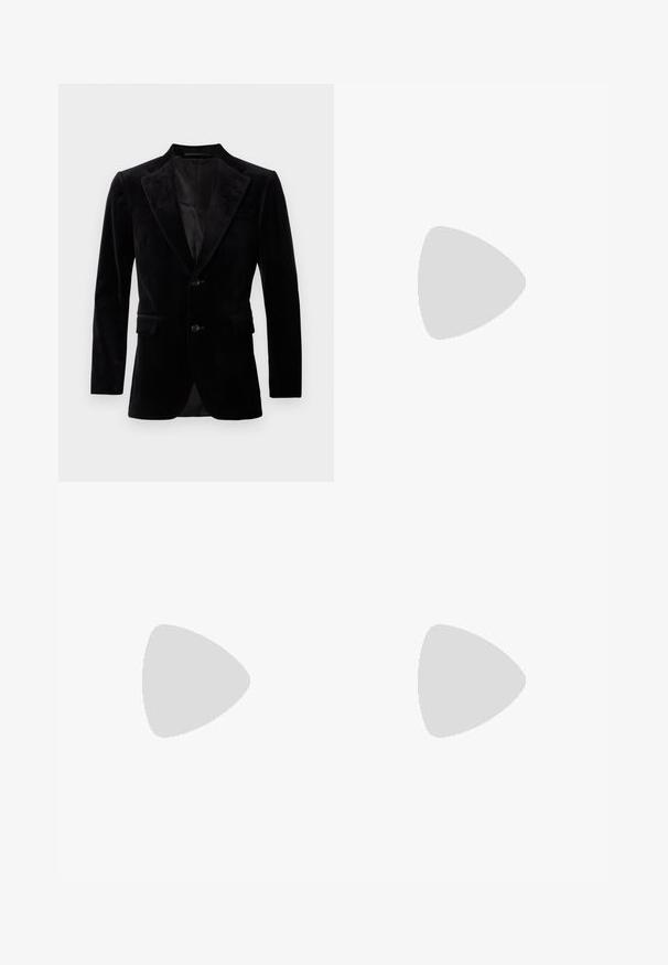 Černý sametový blazer s vroubkovaným límcem, jedním knoflíkem vpředu, dvěma předními kapsami a hladkou podšívkou.; Bílá bavlněná košile s klasickým límcem, knoflíkovým zapínáním a kovovým držákem límce, s hladkým a texturovaným povrchem.; Černé kalhoty z hladkého materiálu s pukem vpředu, zapínáním na knoflík a ohrnutými manžetami u kotníků.; Černé kožené mokasíny s kulatou špičkou, jemným prošíváním a nízkým podpatkem, s hladkým povrchem a minimalistickým designem.