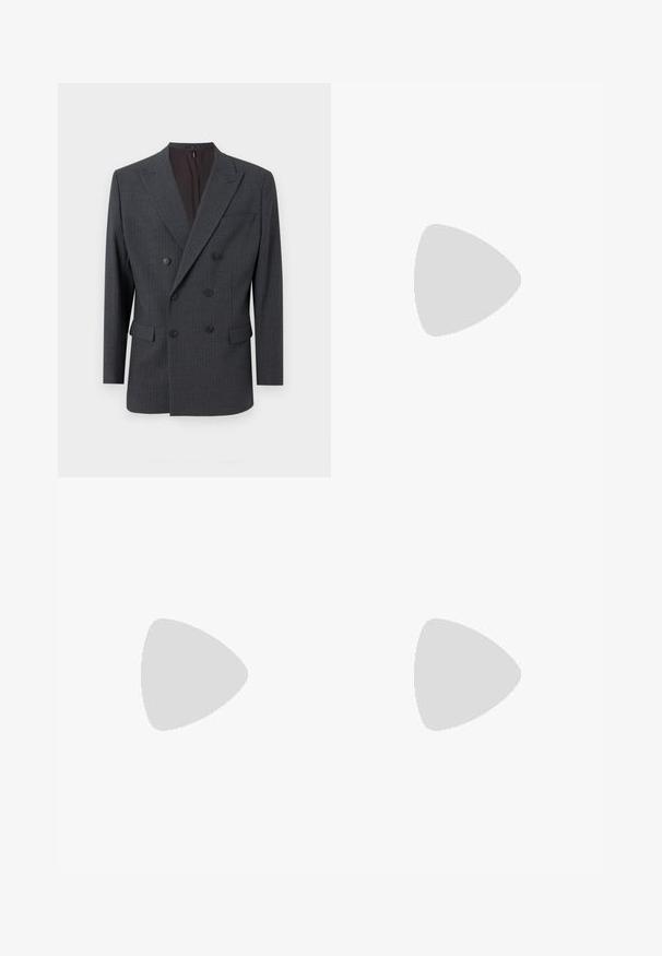 Blazer gray à double boutonnage avec des rayures, doté d'un col à rabat, de deux poches avant et de boutons noirs. Texture de tissu lisse.; Chemise de dress bleu clair à manches longues, en tissu lisse, dotée d'une fermeture à boutons, d'un col pointu et d'une coupe classique.; Selected Homme SLHRELAXED LIAM PINSTRIPED FLEX - Pantalon classique - dark grey; Chaussures en cuir noir à bout arrondi, à lacets, avec une semelle épaisse et texturée. Portées avec un pantalon noir ajusté et un pull à côtes.