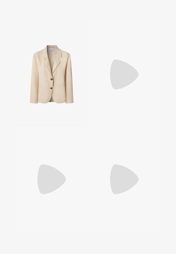 Beige blazer med reverskrave, to forreste knapper og to lommer. Lavet af struktureret stof med en afslappet pasform.; Desires DEDANNON TEE - T-shirts basic - white; Rustbrune straight-leg jeans med for- og baglommer, metalnitter, knaplukning og bæltestropper, lagt fladt på en hvid baggrund.; Sort ankelstøvle lavet af skinnende, tekstureret materiale. Har en kraftig hæl og en trækflap bagpå for nem påtagning.
