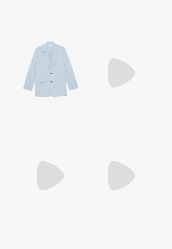 Lys blå blazer laget av glatt stoff; har to frontlommer, en enkelt knappelukking og skarpe klaffer.; To passformerede tanktopper i sort og hvid. Lavet af ribbet bomuld, de har brede stropper og afrundede halsudskæringer. Branding på kraven.; Lyseblå vide bukser laget av et glatt materiale, med frontfolder og elastisk midjebånd for komfort.; Svarte og grå treningssko med mesh og semsket overdel, med en hvit mellomsåle, snøringer, og en kraftig "N"-logo på siden.; Sølv metallklokke med en børstet blå urskive, hvite timemarkører og datovisning. Har en koblet metallarmbånd og merkevarelogo.