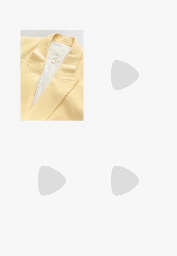 Gelber Leinenblazer mit einem geschlitzten Revers und gestreifter Innenauskleidung. Das Etikett gibt die Materialzusammensetzung und die Marke an.; Helles beige ärmelloses Top aus geripptem Stoff, mit einem runden Halsausschnitt und einer Knopfdetailleiste vorne. Sanfte Textur und figurbetonter Schnitt.; Hellblaue, weit geschnittene Jeans aus Denim mit hoher Taille, Knopfverschluss und ausgefranstem Saum. Sichtbare Nähte und Taschen.; Grüne Wildledersneaker mit drei weißen Streifen, Gummigummisohle und goldener "Gazelle"-Schriftzug an der Seite. Texturierte Einsätze und Schnürsenkel.; Carrera VICTORY UNISEX - Sonnenbrille - transparent; Goldfarbene Handtasche mit einem glatten Ledertrageriemen, ausgestattet mit einem Reißverschluss und einem dezenten Logo-Muster, das auf der Oberfläche aufgedruckt ist.