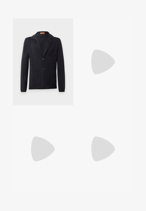 Μαύρο πλεκτό σακάκι με σχέδιο ψαροκόκαλου, με κέντρισμα στις κοψίματα, δύο μπροστινές τσέπες και δύο κουμπιά. Ετικέτα ορατή μέσα στον γιακά.; Κοντομάνικο πουκάμισο με πολύχρωμο μοτίβο ζιγκ-ζαγκ σε αποχρώσεις του μπλε, μαύρου, ροζ και λευκού, απλωμένο σε λευκό φόντο.; Ανοιχτό μπλε τζιν παντελόνι με σχέδιο ίσιας γραμμής. Διαθέτει διακριτική φθορά, κλείσιμο με κουμπί και πέντε τσέπες με κλασική μέση.; Σκούρο μπλε δερμάτινο αθλητικό παπούτσι με κρεμ λαστιχένια σόλα, διαθέτει μπλε κορδόνια και λεία υφή. Στρογγυλή μύτη και μινιμαλιστικός σχεδιασμός.