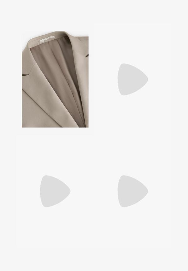 Lichtbeige jas met een klassieke revers, een soepele textuur en een subtiele glans. Binnenvoering in een donkere tint voor contrast.; Witte katoenen overhemd met knoopsluiting, een klassieke kraag, lange mouwen en een klein geborduurd logo op de linkerkant van de borst.; Grijze stoffen shorts met een zachte textuur, voorzien van een geknoopte trekkoord en riemlussen. Label geeft aan "NEXT" merk bij de tailleband.; Witte sneaker met zwarte strookaccenten, suède teenkap en brown rubberen zool. Glad leren bovenwerk met een afgerond ontwerp.