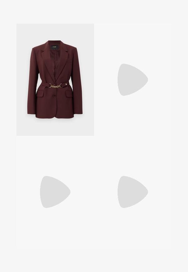 Blazer bordeaux au design ajusté, deux poches avant, fermeture à un seul bouton et accent avec une ceinture en chaîne dorée. Convient aux contextes formels.; Polo shirt noir en tricot avec un col et des bordures en dentelle blanches, à manches courtes, et un boutonnage à six boutons. Tissu texturé.; Jean flare en denim noir avec taille haute, design à cinq poches et fermeture à bouton sur le devant comportant quatre boutons en métal.; Ballet flats en imprimé léopard avec des accents noirs, présentant un bout arrondi, une semelle plate et un nœud décoratif à l'avant. Texture douce.; Sac à main en cuir noir avec des détails en franges, chaîne dorée pour l'épaule et une poignée découpée. Présente le logo sur le devant.