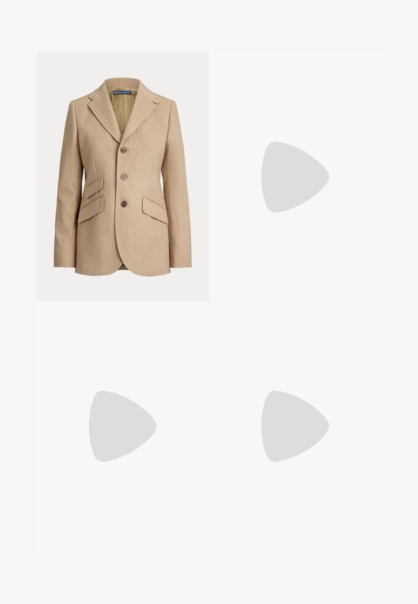 Beige sildeben-blazer med hakkede revers, treknapslukning og to forlommer. Har en glat inderfor.; Hvid langærmet skjorte med klassisk krave, knaplukning foran og lige kant. Fremstillet af glat stof med et ensfarvet design.; Lyseblå denim bukser med bred benvidde og høj talje, præget af en falmet vask og små, spredte slidte detaljer overalt.; Stradivarius Sneakers - white
