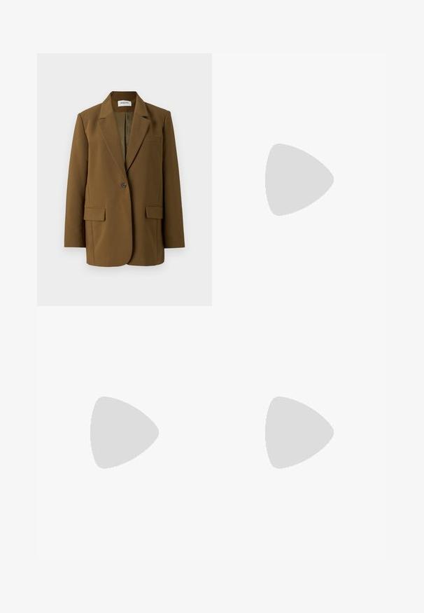 Hnedý strihaný blazer s výstrihom do V, zapínaním na jeden gombík, dvoma prednými vreckami a hladkou textúrou. Viditeľné podšitie.; Biela tielko s výstrihom do V a jemnou čipkovou aplikáciou, tenkými nastaviteľnými ramienkami a mäkkou, hladkou látkou.; Modré široké nohavice s elastickým pásom a bočnými vreckami, vyrobené z ľahkej tkaniny. Skombinované s čiernymi sandálmi na remienky.; Slingback vysoké opätky v lesklej tmavohnedej lakovej koži, so špicatou špičkou, otvorenými stranami a nastaviteľným remienkom na členku.; Slnkové okuliare v korytnačkovom dizajne s predĺženými oválnymi šošovkami, hnedým tónovaním, zlatými logovými akcentmi na spánkoch a elegantnými čiernymi ramenami.; Hnedá kožená crossbody taška so zlatými kovovými doplnkami, vybavená potlačou loga a diamantom vzorom. Obsahuje reťazový popruh a uzatváranie na klopu.