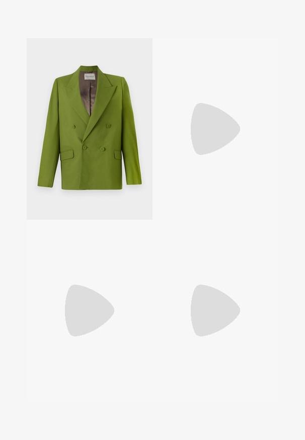 CLOSED FITTED DOUBLE BREASTED  - Bleizeris - pistachio green; Juodas marškinėlis, pagamintas iš minkštos medvilnės, su apvalia iškirpte, trumpomis rankovėmis ir šiek tiek sukurtu dizainu, užtikrinančiu laisvą prigludimą.; Tamsiai mėlynos džinsinės kelnės tiesaus kirpimo, su šviesiu dėvėjimosi efektu, oranžinėmis siūlėmis ir mygtuko užsegimu juosmens srityje.; CLOSED LOAFER - Įmautiniai batai - black