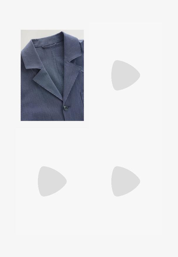 Blazer a righe blu navy e bianche con colletto a notched, chiusura con un pulsante e tessuto testurizzato. Presenta una tasca sul petto e revers.; Mango ANTARES - Camicia - white; Next Pantaloni - neutral; Mocassini in suede beige con punta rotonda, tacco basso a blocco e dettagli di cucitura sulla parte superiore. Texture liscia e design minimalista.