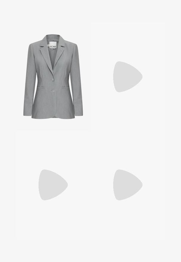 Lichtgrijze blazer met een gelapte revers, twee knopen en zijvakken. Gemaakt van gestructureerde stof met een getailleerde pasvorm. Merklabel zichtbaar.; Twee getailleerde tanktops in zwart en wit. Gemaakt van geribbelde katoen, ze hebben brede schouderbanden en afgeronde halslijnen. Merken op de kraag.; Linnenmixbroek in off-white met een elastische tailleband, trekkoord en zijsplitten aan de zoom voor een verstelbare pasvorm.; Derimod Teensandalen - black