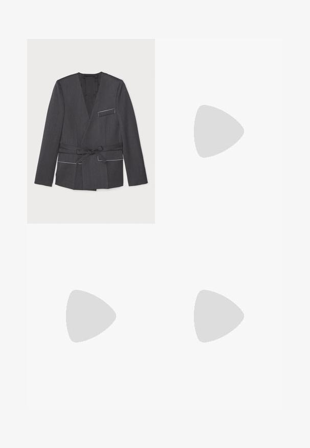 Casaco cinza envolvente feito de tecido texturizado, com mangas compridas, um cinto na cintura e um único bolso no peito com acabamento branco.; T-shirt branca de algodão com mangas curtas e bainha reta. Texto centralizado em preto que diz "CHIC, NÃO?". Design clássico de decote redondo.; Calças brancas de perna larga, feitas de um tecido suave, com frente lisa, bolsos e um cinto de cetim verde claro com detalhes de laço.; Sapato de salto alto em pele branca com biqueira pontiaguda, faixa no tornozelo e um salto fino de stiletto. Textura suave com um leve acabamento brilhante.