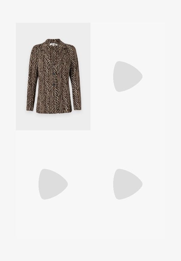 Diane von Furstenberg JACKET - Blazer - brown; Bruine, los zittende blouse met een brede bootnek en driekwartmouwen, gemaakt van een gladde, gestructureerde stof. De top heeft subtiele kreukels.; Witte uitlopende broek gemaakt van lichtgewicht stof. Beschikt over een vlakke voorkant met een ritsluiting en een gladde textuur. Eenvoudig en schoon ontwerp.; Witte leren hoge hak schoen met een spitse neus, enkelbandje en een slanke stiletto hiel. Gladde textuur met een subtiele glanzende afwerking.