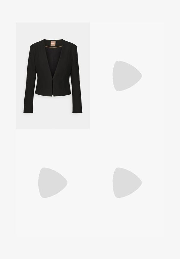 Zwarte cropped blazer met een diepe V-hals, lange mouwen en een enkele sluiting aan de voorkant. Gemaakt van een gladde, stevige stof met een subtiele glans.; Zwart cropped t-shirt van katoen, met een subtiel donker logo op de voorkant. Korte mouwen en een ronde hals.; Bordeaux bontas met een gestructureerd, harig oppervlak en een rechthoekige vorm, met zachte, lange vezels doorheen.; Anna Field Laarzen met hoge hak - black