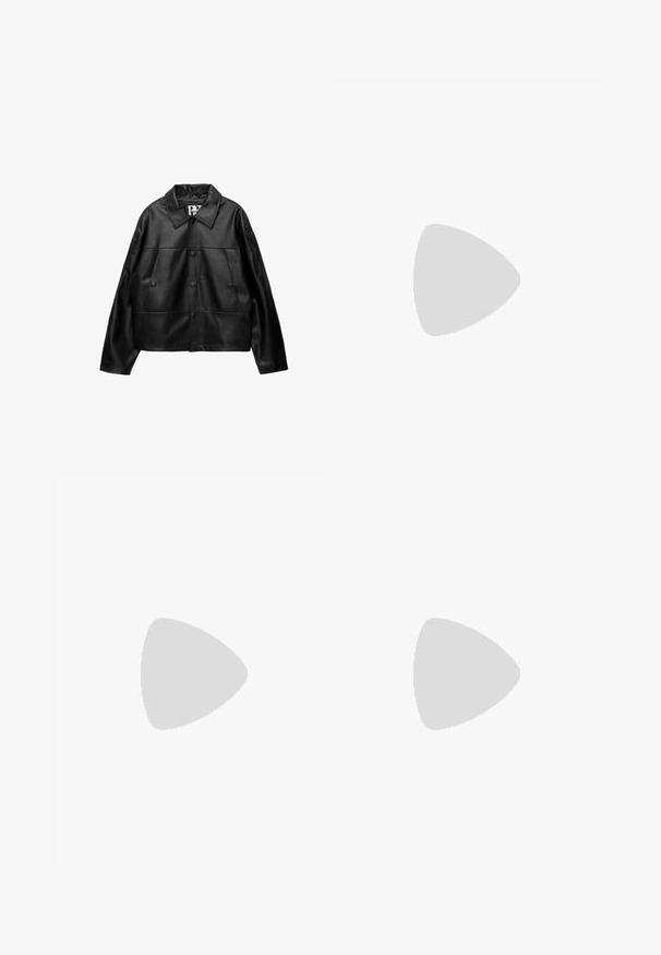 Schwarze Lederjacke mit einem Kragen, vorderem Knopfverschluss, zwei Brusttaschen und einem verkürzten Saum mit dezenten Paneeldetails.; Helles blaues Kurzarmhemd mit einer Campkragen, zwei Fronttaschen, Knopfverschluss und Kordelzugdetail am Saum.; Helle Cremefarbene Hose mit weitem Bein und elastischem Bund, versehen mit einem strukturierten vertikalen Streifenmuster und Seitentaschen.; Schwarzer Leder Slipper mit spitzem Schuhdesign, glänzender Oberfläche, dezenten Steppnähten und einer flachen Gummisohle.