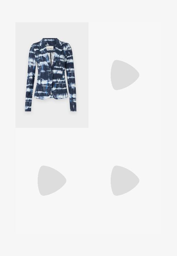 Blazer azul marino con un patrón de tie-dye que presenta rayas en azul claro y blanco, cierre de un solo botón y dos bolsillos delanteros.; Dos camisetas sin mangas en negro y blanco. Están hechas de una tela suave y elástica con una textura acanalada y un diseño ajustado. Cuentan con tirantes estrechos.; Pantalones de pierna ancha en azul marino con un patrón de teñido anudado en blanco y turquesa. Confeccionados con un tejido ligero, que ofrece una textura suave y un ajuste relajado.; Zapatilla blanca hecha de material sintético liso, con puntera redondeada, diseño de cordones, suela plana y sutiles detalles perforados.