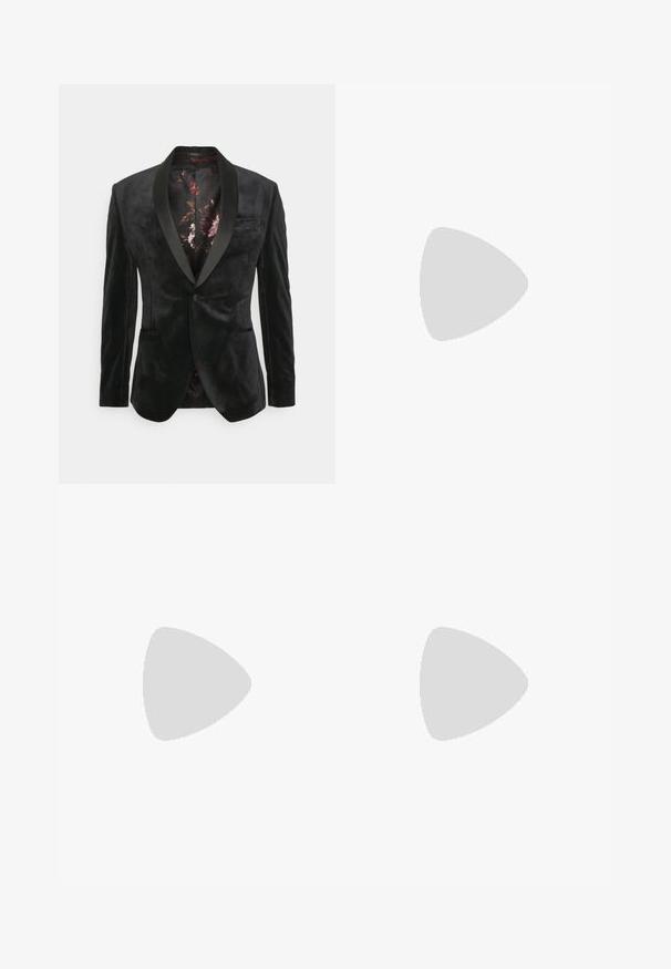 Blazer en velours noir avec un col châle en satin, fermeture à un bouton, et une doublure intérieure en satin à motif floral.; Lot de trois débardeurs en coton noir, avec un col rond et sans manches, texture douce et coupe classique.; Pantalons noirs amples avec taille élastique et cordon de serrage réglable. Tissu lisse avec des détails sur les coutures latérales, sans poches.; Chaussure en cuir noir avec une finition brillante, bout rond, design à lacets, surpiqûres contrastantes, et semelle épaisse en caoutchouc avec motifs de relief.