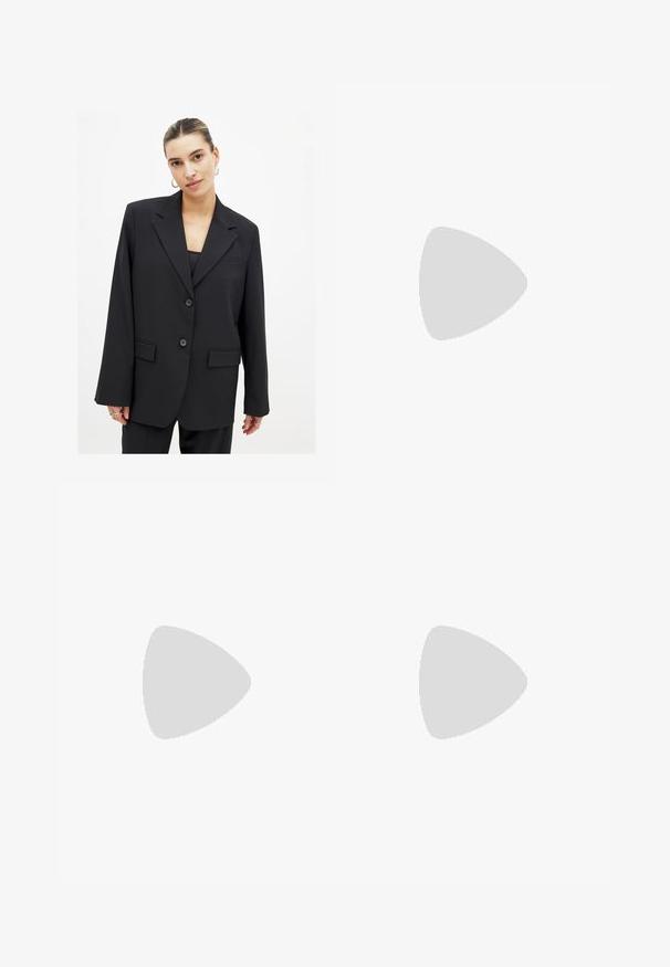 Musta bleiseri, jossa on jämäkkä muotoilu, kaksi nappia, käänteet, etutaskut ja sileä pinta. Pitkät hihat viimeistelevät ilmeen.; Mustat satiinikankaiset topit, joissa on pitsinen V-pääntie ja ohuet olkaimet, yhdessä tummansinisten farkkujen kanssa, neutraalia taustaa vasten.; Valkoiset, leveät farkut, joissa on napitus, viisi taskua ja hillityt tikkausaukot. Pehmeä rakenne ja renno muotoilu. Ei näkyviä kulumia.; Musta lakattu nahkasaapas, jossa on teräväkärkinen malli, leikattuja sivuja, säädettävä nilkkain ja ohut, virtaviivainen korko.; Mustat kissankorvat aurinkolasit kiiltävällä pinnalla, käytettynä harmaassa napilliseen paitaan, jossa on kaulus. Suuret renkaat korvakorut ovat näkyvissä.; Hopeakuvioinen sydämenmuotoinen clutch-laukku, joka on valmistettu peilinkaltaisista laatoista. Laukussa on kääntyvä suljenta ja ketjuolkaimet. Sileä pinta, joka heijastaa valoa.
