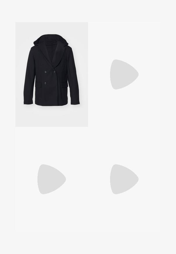 Emporio Armani GIACCA - Blazer jacket - nero; Navy blue V-neck T-shirt made of soft cotton fabric. Short sleeves with a subtle logo detail on the left chest. Clean, simple design.; Navy blue, tailored trousers with a straight leg design, pleats at the front, button closure, and no visible pockets. Smooth fabric texture.; Black leather sneaker with a low profile, rounded toe, and lace-up closure; features a textured rubber sole and logo detail on the heel.