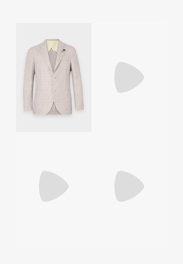 Blazer a quadri beige con due bottoni, rever a lancia e una piccola spilla nera. Tessuto strutturato, colletto interno giallo chiaro e due tasche frontali.; Top corto a maniche corte in maglia a coste bianca. Collo rotondo e texture morbida. Taglio dritto con una lieve lucentezza. Design leggero e versatile.; Jeans in denim grigio con taglio dritto, caratterizzati da un classico design a cinque tasche e una leggera sbiaditura. Chiusura con bottone e zip in vita.; Mocassino da uomo in pelle nera con tacco basso e design classico a striscia, mostrato in profilo laterale su sfondo bianco.