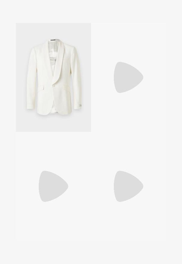 Blazer formel blanc avec un col châle en satin, fermeture à bouton unique et deux poches avant. Tissu lisse avec une silhouette ajustée.; Pull noir à manches longues avec un col zippé, fabriqué en tissu tricoté. Il présente une coupe ajustée et des poignets et un ourlet côtelés.; Pantalons noirs plissés en tissu texturé, présentant une coupe droite et une ceinture standard. Pas de poches ni de matériel visible.; Mocassin pour homme en cuir noir avec un petit talon et un design classique à lanière penny, présenté en profil sur fond blanc.