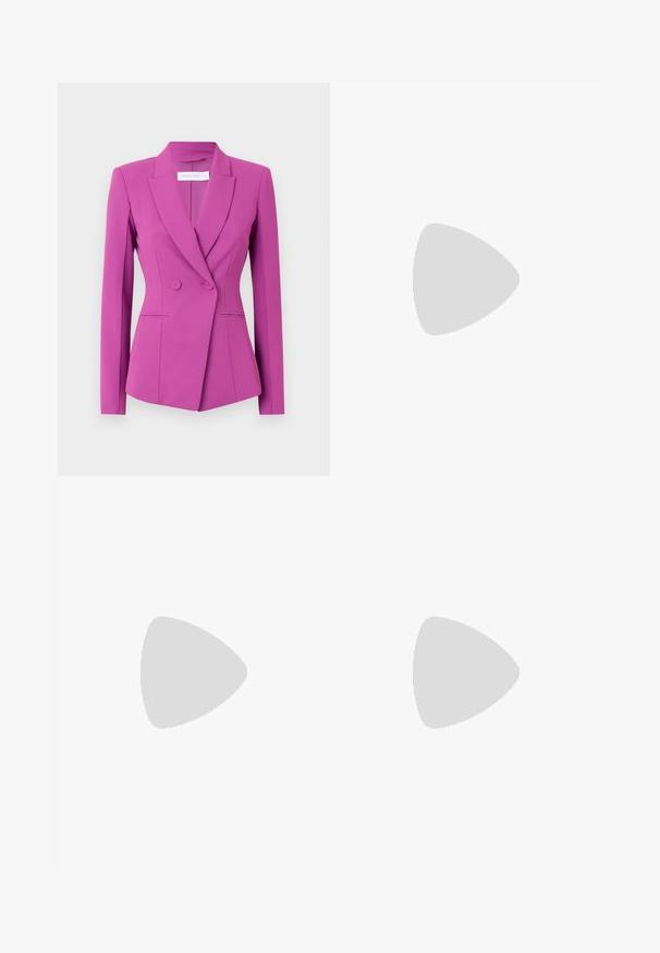 Fuchsia blazer med skræddersyet design, enkeltknaps stil, spidse revers og to forlommer. Fremstillet af et glat, struktureret stof.; Lilla kjole lavet af glat stof med korte ærmer, draperet design, V-formet halsudskæring og en lille nøglehulslukning bagpå.; Sort læder højhælede sko med spids tå, ankelrem og en tynd hæl. Glat tekstur med en guldaccent på hælbasis.; Sort håndtaske med en buet silhuet, glat lædertekstur, en enkelt skulderrem og diskrete gyldne hardwaredetaljer.
