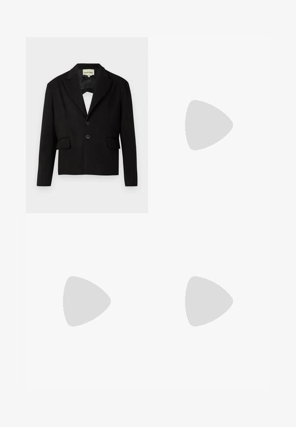 Blazer preto cropped com lapela canelada, dois bolsos frontais e dois botões pretos. Tecido suave com uma silhueta estruturada.; T-shirt de algodão branco com mangas curtas, apresentando uma impressão gráfica em preto e coral. O texto diz: "THE KOOPLES? WHAT?" e "PARIS."; Calças verdes, leves, com cintura elástica e um corte descontraído. Apresenta bolsos laterais e detalhes em riscas brancas nas laterais.; Mocassins de couro preto com uma sola de borracha robusta, apresentando uma plataforma elevada e uma tira atravessando o peito do pé. Textura suave e forma arredondada.