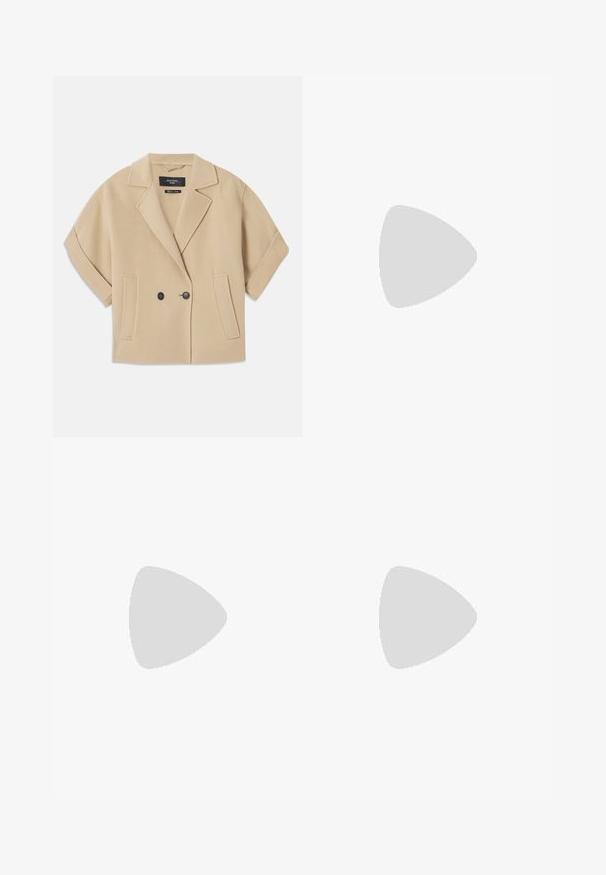 Beige kahekordse nööpidega jakk lühikeste varrukatega, millel on sakiline krae ja kaks eesmist taskut, valmistatud pehmest tekstuursedest kangast.; Valge lühikeste varrukatega särk mustade ääristega. Ees on trükitud tekst "TI AMO GCDS" julgete mustade tähtedega. Valmistatud pehmest puuvillast materjalist.; Beige ja musta leopardimustriga laie jalgadega püksid, millel on sile tekstuur ja kitsenev äär. Disain standardse vöökoht ja taskutega.; Must kõvale nahast pahklipsu saapad, millel on sile tekstuur, terav varvas ja paks kõrge kann. Omab külgavatust ja minimalistlikku disaini.