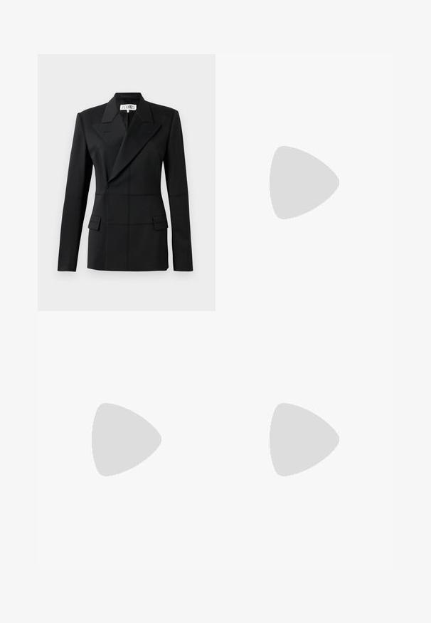 Čierny strihový blazer, jedna dlhá rukáv, klopové golier, dvojradové zapínanie, dve predné vrecká, štruktúrovaná tkanina s viditeľným šitím.; Biely top bez rukávov vyrobený z ľahkej látky, ktorý obsahuje vrstvené volány pozdĺž prednej časti a nastaviteľné ramienka pre pohodlie a dobré padnutie.; Čierne široké nohavice s plochým predným dielom, zapínaním na gombík a hladkou textúrou látky. Vlastnosti zahŕňajú rovný strih a ostré línie.; Čierne kožené členkové topánky s špicatou špičkou, úzkym stiletto podpätkom a hladkou textúrou. Minimalistický dizajn bez viditeľných kovových prvkov alebo akcentov.; Čierna, mäkká kožená taška s jedinečným zavinutým dizajnom. Disponuje krátkym uškom a odnímateľným ramenným popruhom. Minimalistický štýl.