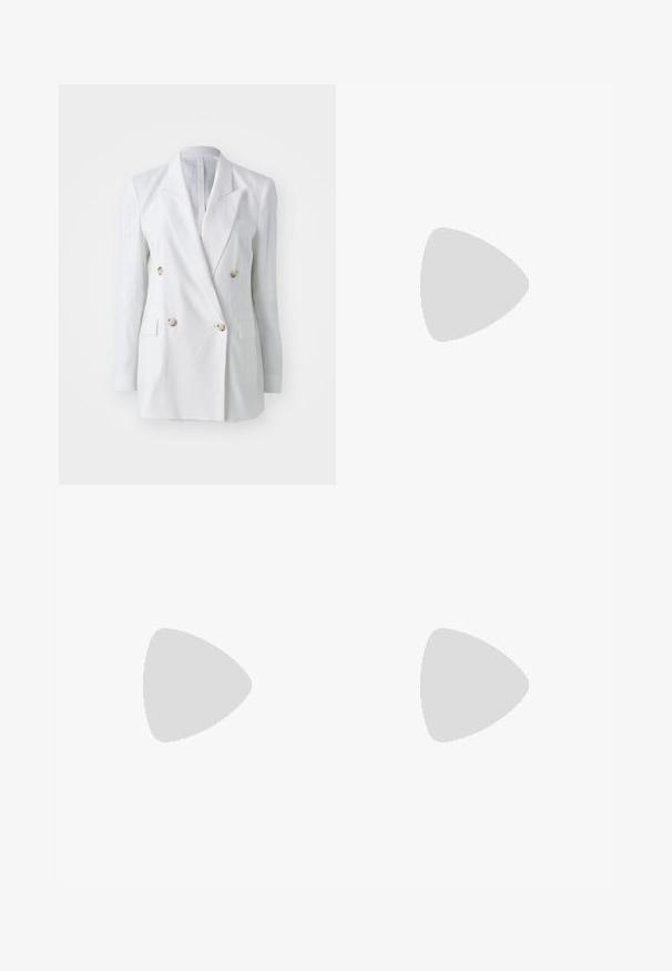 Baltas lininis dvigubos sagtys švarkas su auksinėmis sagomis, dviem priekinėmis kišenėmis ir gikono apykakle. Sklandus audinys su tvirtu prigludimu.; Dryžuota trumpomis rankovėmis polo marškinėliai tamsiai mėlynos ir baltos spalvų, su V formos iškirpte, vienspalviu tamsiai mėlynu apykakliu, ir švelniu paviršiumi komfortui.; Juodos pritaikytos kelnės su tiesiomis kojomis, turinčios aštrius raukšles ir lygų paviršių. Pagamintos iš lengvos medžiagos.; Juodas odinis šliuurkastukas su smailiu pirštu, žemu kulnu ir glotnia tekstūra. Turi ploną reguliuojamą dirželį patogiam prigludimui.