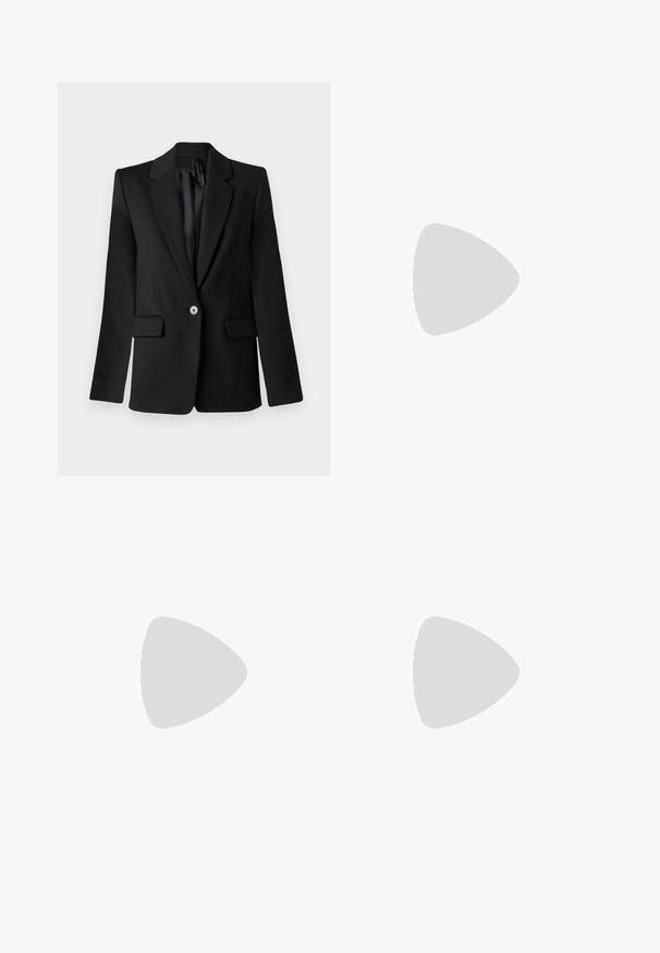 Svart blazer med slagkrage, enkelt knappesteg, to frontlommer og strukturerte skuldre. Glatt stoff med skreddersydd passform.; Svart ermeløs topp laget av ribbestrikket stoff. Har rund hals og en tettsittende silhuett. Litt teksturert med en glatt overflate.; Plisserte, høyhåndte bukser i lysecreme stoff. Har en rett snitt og en jevn tekstur. Ingen lommer eller synlig maskinvare.; Grå høyhælte sandaler med en jevn tekstur, som har fem parallelle stropper prydet med små dekorative steiner og en smal ankelstropp.