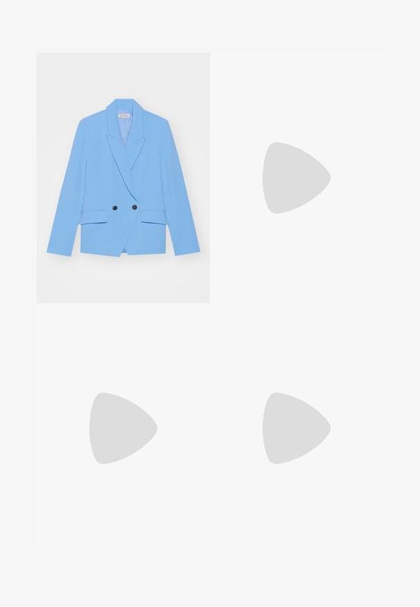 Blazer azul claro de doble botonadura hecho de una tela suave. Presenta grandes botones negros, solapas con muesca y dos bolsillos laterales.; Camiseta de algodón blanca de manga corta, con cuello redondo, corte holgado y textura suave; sin patrones ni elementos visibles.; Jeans de tiro alto y pernera ancha en azul claro, con cierre frontal de botón y cremallera, y bolsillos delantero y trasero, sobre un fondo blanco.; Zapatillas deportivas blancas de caña alta con suelas gruesas y estriadas, y detalle de logo circular, combinadas con jeans de mezclilla de pierna ancha en azul claro.