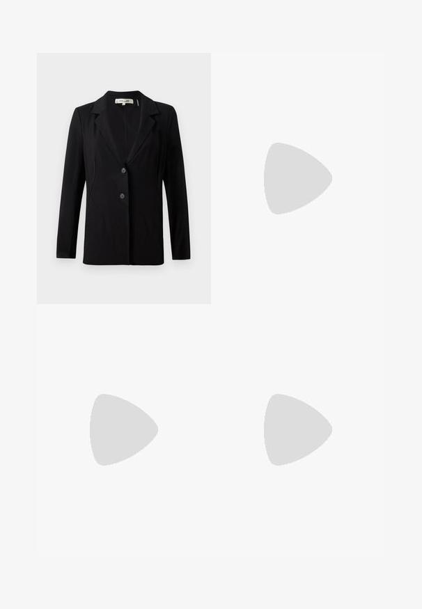 Fekete blézer, amelynek hajtott gallérja, két elülső gombja és szabott varrásai vannak. Simára szőtt anyagból készült, hosszú ujjú és strukturált fazonnal rendelkezik.; Fekete kötött ruha magas gallérral, keresztbe fordított dizájnnal, hosszú ujjakkal, amelyek színes csíkos díszítést kapnak rózsaszín, piros és sárga színben az ujjak végén és az alján.; Fehér bőr, magassarkú cipő hegyes orral, bokapánttal és vékony tűs sarkal. Simaszövet, finom fényes felülettel.; Arany fülbevaló, amelyet a jobb fülön viselnek, nyitott dizájnnal. A modellen egyenes, sötét haj és minimális smink található.