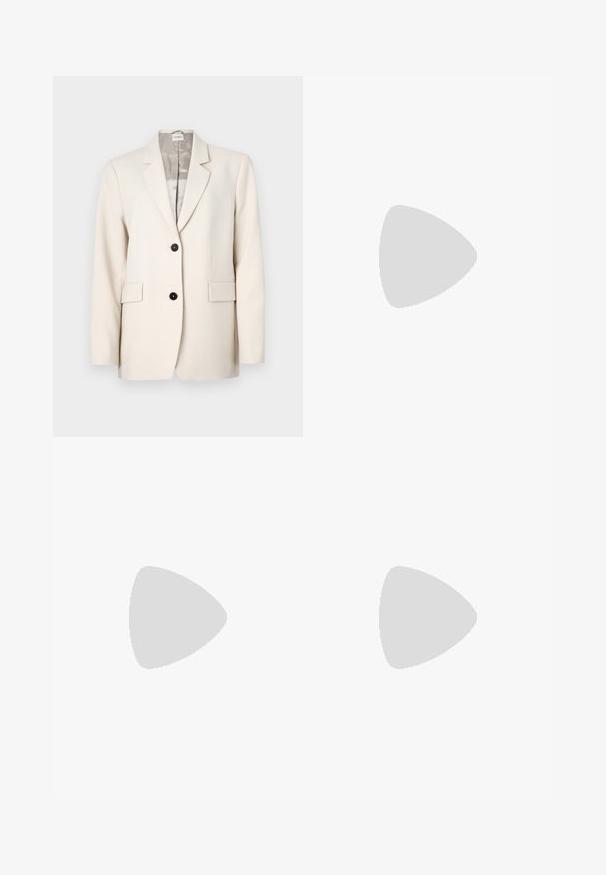 Beige kavaj i slätt tyg, med spetsig krage, två framfickor och två svarta knappar för stängning.; Krämm färgad cropped t-shirt tillverkad i ribbat tyg, med rund halsringning och korta ärmar i avslappnad passform.; Krämfärgade, raka byxor med elastisk midja, slät yta och inga synliga mönster eller hårdvaror.; Vit läder blockklack-sandalett med en ankelrem och spänne samt minimalistisk design. Öppen tå och släta ytor genomgående.