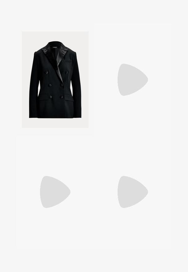 Svart dubbelknäppt blazer i slätt tyg, med satinrevers, två framfickor och runda svarta knappar.; Svart ribbad linne med spetsdetaljer vid halsringningen och ärmhålen. Har en figurnära design och vågiga kanter för extra textur.; Svarta byxor med rak bendesign, tillverkade av ett mjukt tyg. Midjan har två metallknappar som accent och en subtil framficka.; Svart läderknähöga stövlar med guldspänne. Designen är slank och elegant, mot en vit bakgrund.