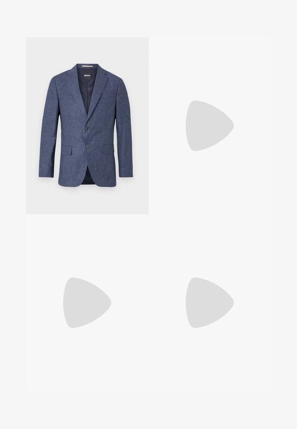 Granatowy żakiet z fakturowanej tkaniny, jednoigielny z dwoma przednimi guzikami, klapami w kształcie notcha oraz bocznymi kieszeniami. Podszewka wewnętrzna.; Biała, długosleeve koszula zapinana na guziki z bawełny, z klasycznym kołnierzykiem, guzikami z przodu i minimalnymi detalami przeszycia.; Zielone dopasowane spodnie wykonane z fakturowanej tkaniny, z bocznymi kieszeniami i gładkim pasem, o prostym kroju nogawek.; Czarne skórzane buty do garnituru z podwójnymi klamrami, smukła sylwetka i okrągły czubek. Posiadają niski obcas i gładką fakturę.