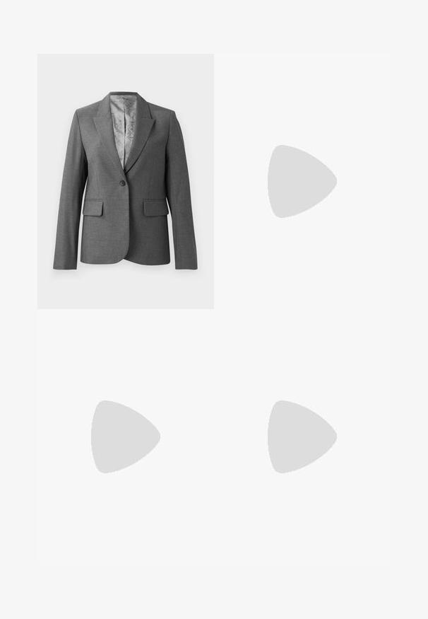 Grå skræddersyet blazer med spidse lapels, enkelt knaplukning, to forlommer og et glat mønstret foer. Standard pasform med lange ærmer.; Lyserød, stribet bluse med høj krave, lange ærmer med knaplukning ved håndleddene og cropped design. Glat tekstur med skinnende detaljer.; Grå bukser med vidde i et tekstureret stof. Har frontfolder, en tætsiddende talje og en poleret finish, ideel til formelle anledninger.; Sort læderballetsko med rund tå, glat tekstur, minimal syning og et fleksibelt såldesign.; Blå læderhåndtaske med en struktureret form, dobbelt korte håndtag, aftagelig rem, hardware i sølvfarve og prægede logo.