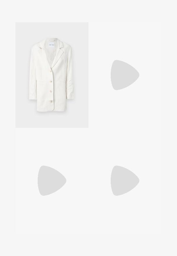 Balts žakets, kas izgatavots no viegla auduma, ar vienu pogu aizdari, dienvidu atlokiem un trim priekšējām pogām ar saskaņotām pogcaurumiem.; Melnā džemperis, kas izgatavots no mīksta auduma, ar apaļu kakla izgriezumu, garām piedurknēm un brīvu piegriezumu, ar gludu tekstūru.; Samsøe Samsøe SHELLY - Brīva piegriezuma džinsi - clear cream; Melnas ādas mokasīni ar noapaļotu purngalu, biezs teksturēts zoles un minimālas dūriena detaļas. Gluds dizains bez redzamām auklām vai metāla elementiem.