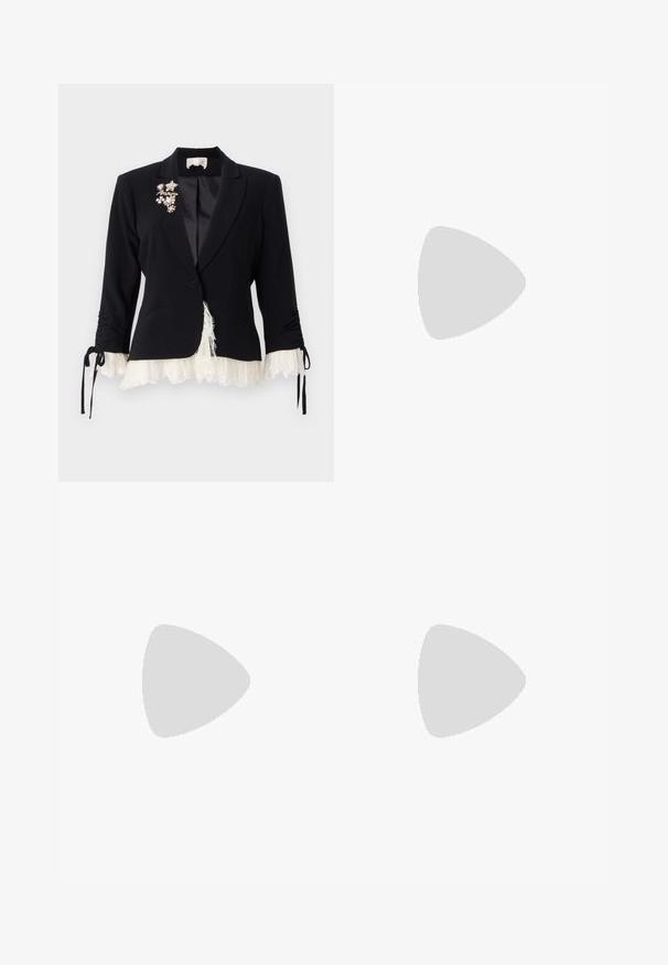 Cinq à Sept LE PETIT ROXIE  - Blejzer - black/ivory; Čierny dlhý rukáv top s prekladaným výstrihom a priliehavým strihom, vyrobený z mäkkej elastickej látky. Hladký povrch a minimalistický dizajn.; Čierne trblietavé nohavice s širokým strihom a elastickým pásom s šnúrkou. Materiál má reflexnú, lesklú textúru.; Čierne kožené baleríny s okrúhlou špičkou, hladkým povrchom, minimálnym prešívaním a flexibilným dizajnom podrážky.