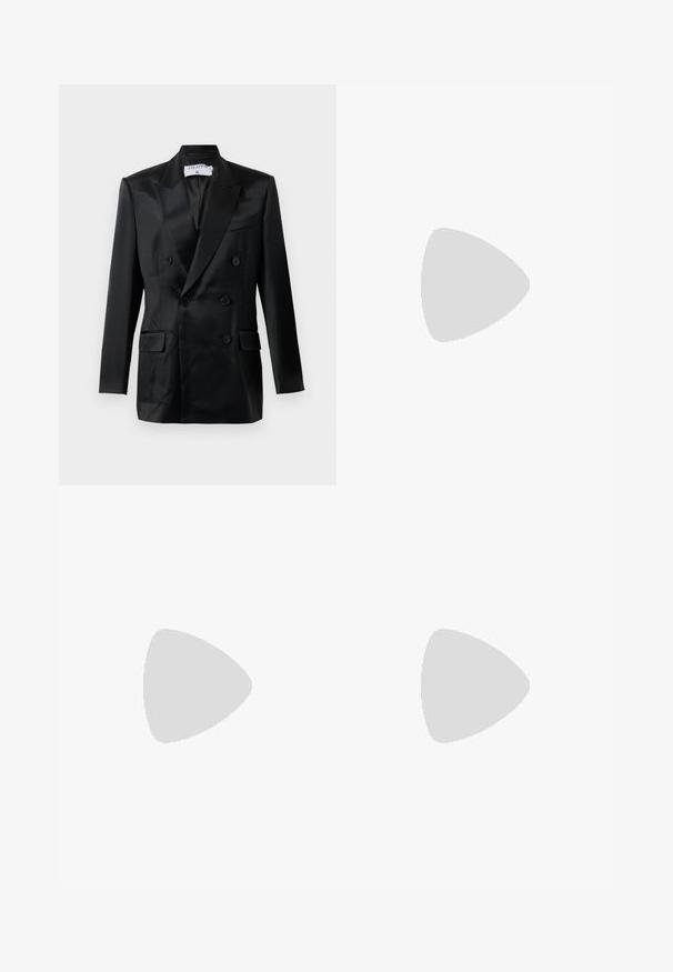Μαύρο σατέν σακάκι με διπλό στυλ, με ραμμένες διαστάσεις, τέσσερα κουμπιά, δύο τσέπες με καπάκι και μία τσέπη στο στήθος, με την ετικέτα "Filippa K."; Μαύρο midi φόρεμ�α από λείο ύφασμα, με εφαρμοστό κορσάζ και μαξιλάρια στο στήθος, καθώς και ριγωτές τιράντες. Απλός, κομψός σχεδιασμός.; Λευκό βαμβακερό μπλουζάκι με κοντά μανίκια, στρογγυλή λαιμόκοψή, χαλαρή εφαρμογή και ραμμένο στρίφωμα. Ετικέτα ορατή στο εσωτερικό του λαιμού.; Ναυτικό μπλε σουέτ γόβες με αιχμηρή μύτη και μεσαίο φαρδύ τακούνι. Λείο υλικό με απαλό γυαλιστερό φινίρισμα και μικρή κοπή εμπρός.