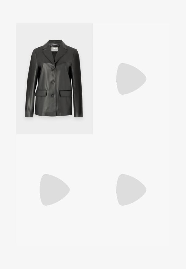 Blazer in finta pelle nera con rever a punte, chiusura frontale con quattro bottoni e due tasche frontali. Texture liscia e forma sagomata.; Camicia bianca con bottoni realizzata in cotone morbido, dotata di un collo classico, maniche lunghe con polsini e orlo dritto con spacchi laterali.; Pantaloni a gamba larga in tessuto grigio scuro, con pieghe frontali, una texture liscia, vita media e passanti per cintura.; Sneaker bassa color avorio con design a lacci, fodera interna bianca e sottile bordatura multicolore lungo il bordo della suola, vista laterale.; Borsa hobo in suede grigio scuro con forma curva, manico superiore e zip laterali con tiranti in metallo. Texture liscia e dettagli di cucitura ben visibili.